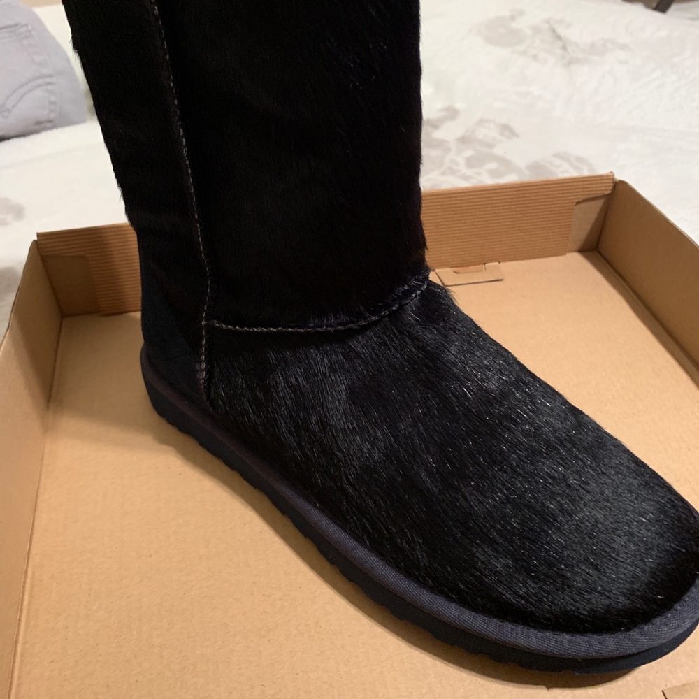 Short exotic ugg boot. Midnight color